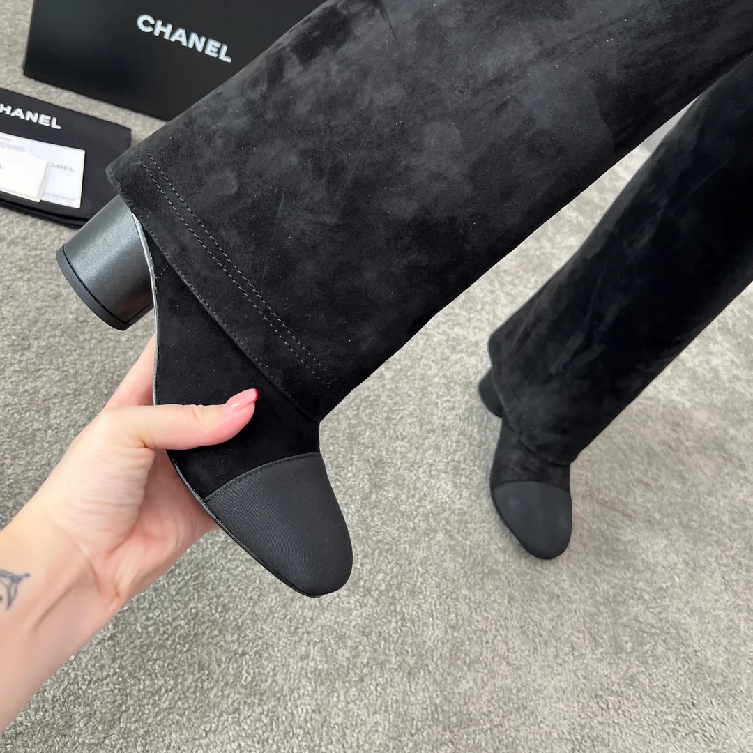 👟👟Ex-factory price 1000👟👟 High version of Chanel CHANEL, 🌞🌞🌞Xiaoxiang’s latest boots for autumn and winter 2025, a must-have item for this autumn and winter! ! Ms. Chanel loves simple yet irresistible combinations to show her unique style. Mix and match freely to shine⚡Follow Grandma’s fashion steps! ! ! The top-notch craftsmanship and texture are perfectly presented. No matter any details, you can compare them with the counters. The best quality products can be entered and exited from the counters at will! ! ❶Material: imported cowhide/sheep leather ❷Inner lining: cowhide lining ❸Foot pads: cowhide lining ❹Outsole: original Italian leather outsole ❺Heel height: 5.5cm ❻Boot shaft height: 15 inches ❼Number: 35-40 (40 and 41 are customized and non-refundable)